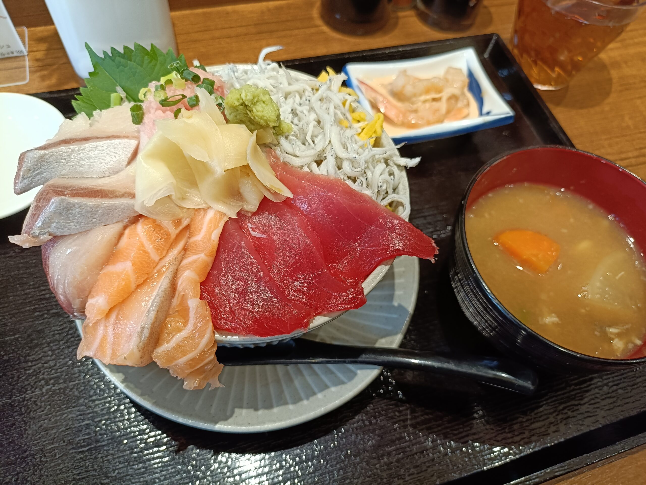 海鮮丼と唐揚げ 百海里